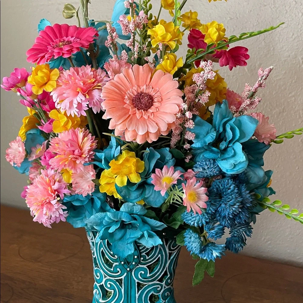 Cute colorful silk arrangement in a resin decorative boot. 🌺
